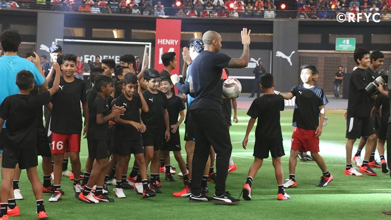 Thierry Henry interacts with Reliance Foundation Young Champs
