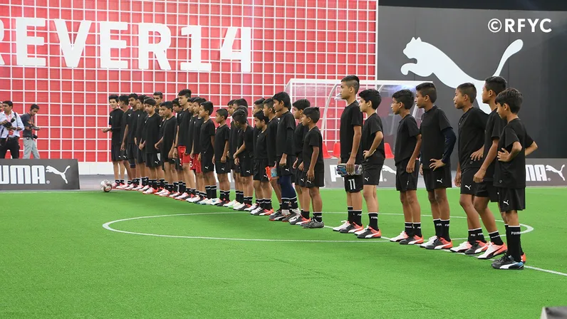 Thierry Henry interacts with Reliance Foundation Young Champs