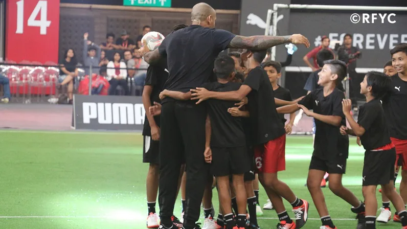 Thierry Henry interacts with Reliance Foundation Young Champs